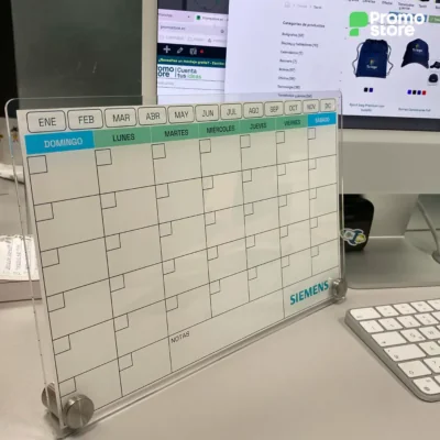 Pizarra acrílica con calendario perpetuo.